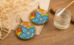 Varnishing a wooden jewelry piece